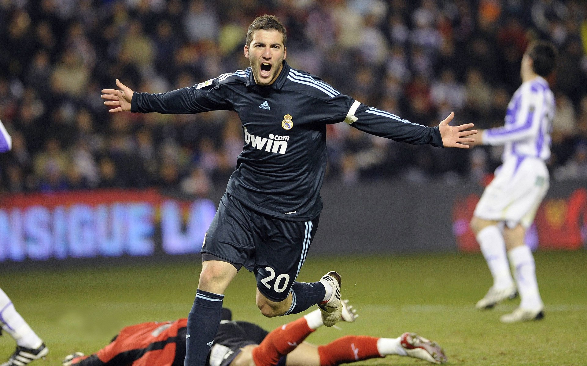 2024国际马拉松盛典，选手突破极限，城市沸腾狂欢